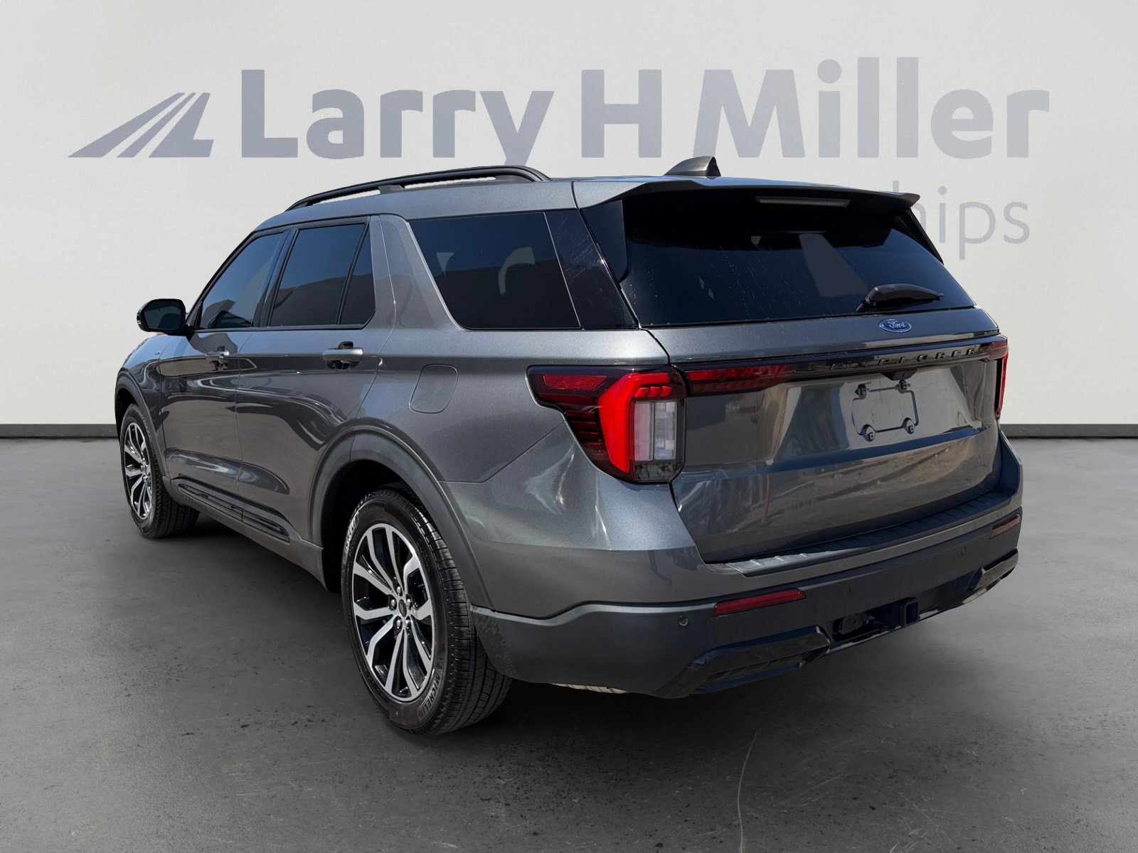 Certified 2025 Ford Explorer ST-Line w/ Premium Package RWD image 3