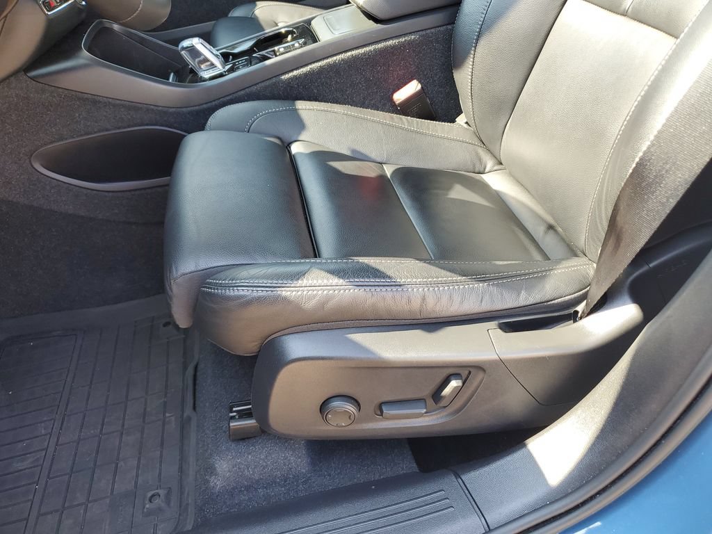 Used 2023 Volvo XC40 B5 Plus w/ Driver Assist Package AWD/4WD image 16