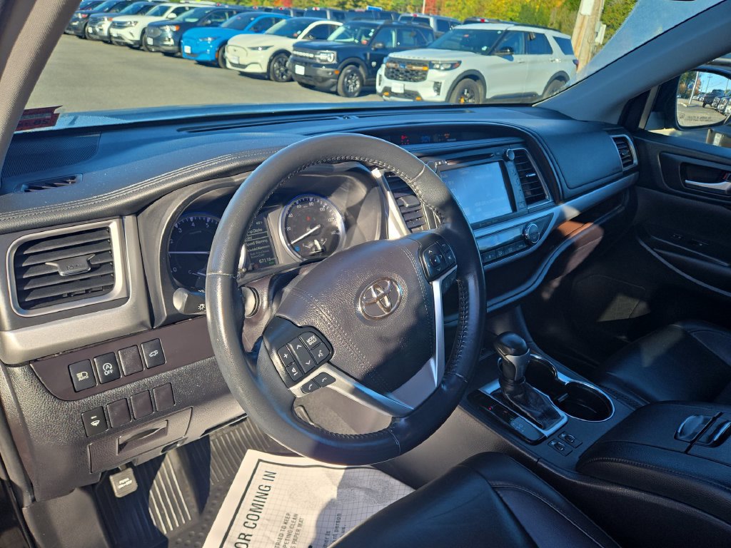 Used 2019 Toyota Highlander XLE w/ Carpet Mat Package (TMS) AWD/4WD image 7