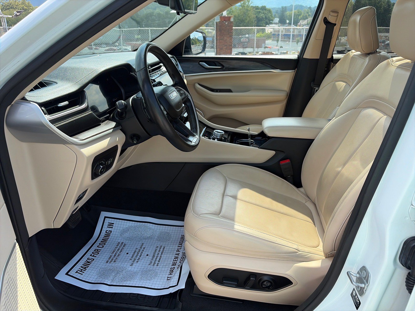 Used 2021 Jeep Grand Cherokee L Limited w/ Luxury Tech Group II AWD/4WD image 17