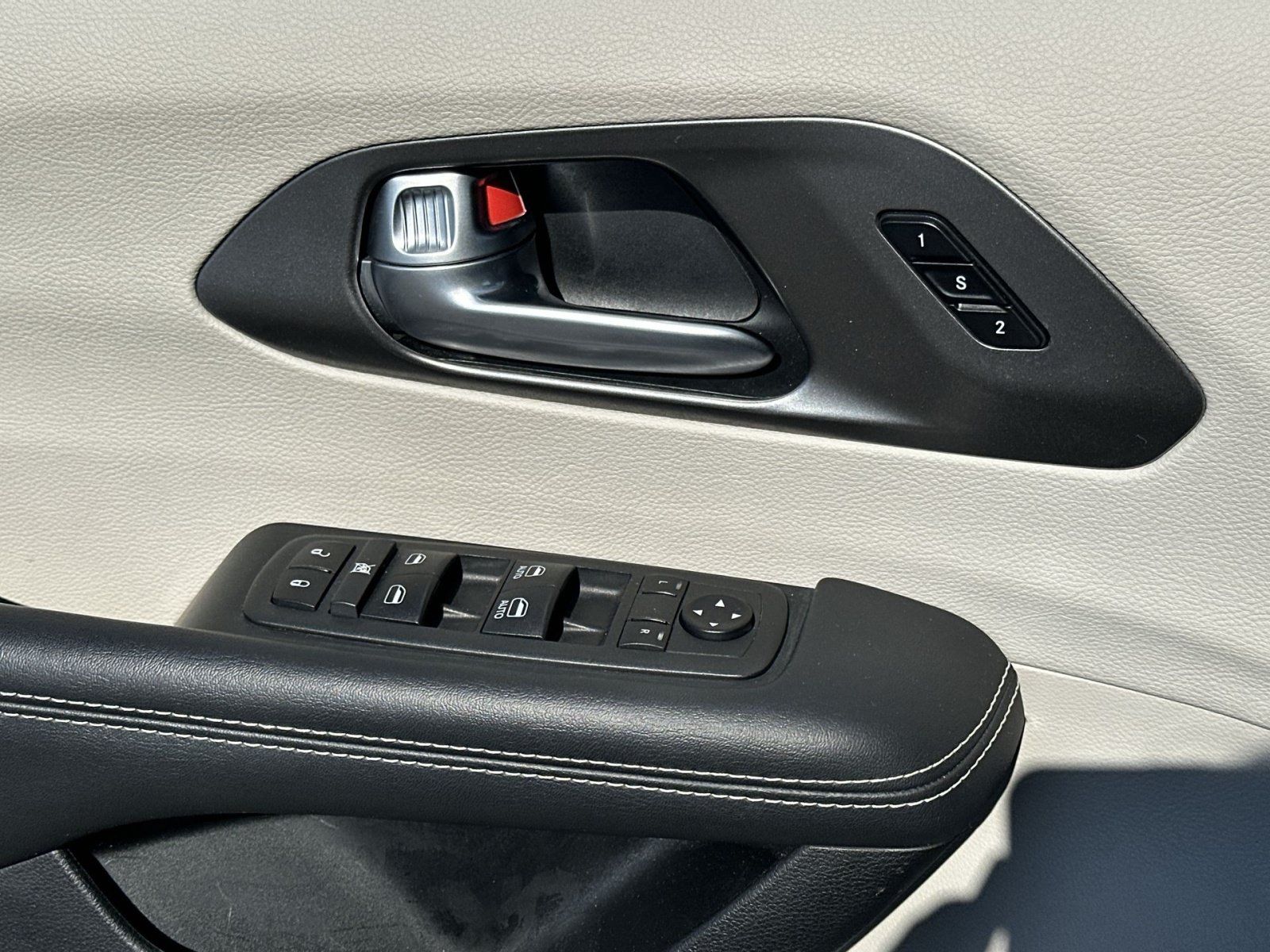 Used 2024 Chrysler Pacifica Touring-L FWD image 23