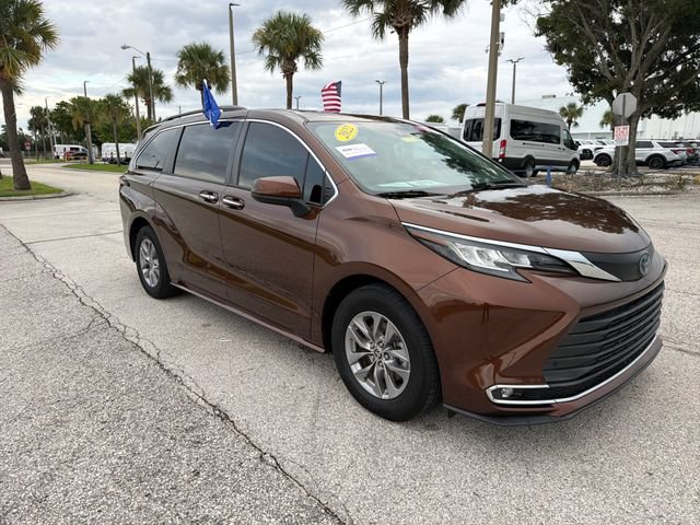 Used 2022 Toyota Sienna XLE FWD image 1