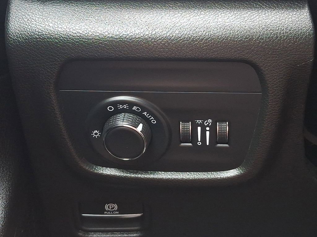 Used 2025 Jeep Grand Cherokee Altitude AWD/4WD image 23