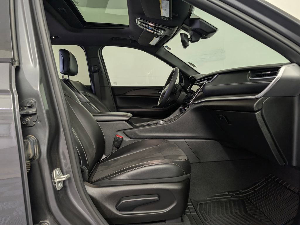 Used 2023 Jeep Grand Cherokee Altitude AWD/4WD image 12