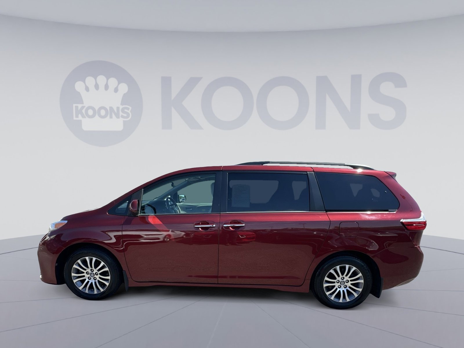 Used 2018 Toyota Sienna XLE w/ XLE Navigation Package FWD image 7