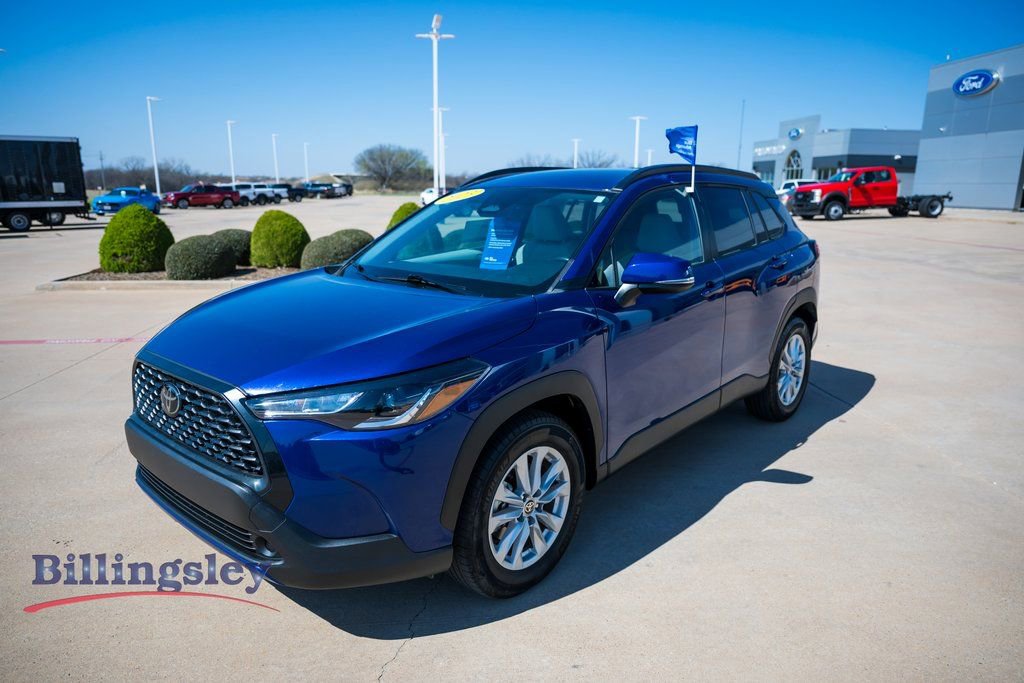 Used 2023 Toyota Corolla Cross LE image 3