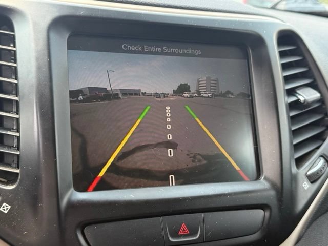 Used 2017 Jeep Cherokee Limited AWD/4WD image 3