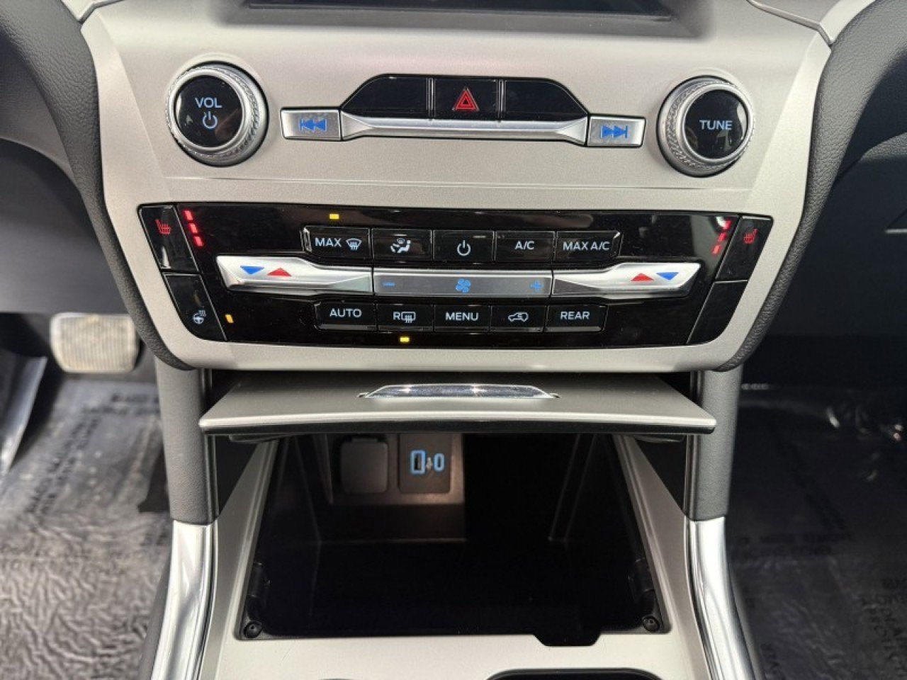 Certified 2022 Ford Explorer XLT w/ Equipment Group 202A image 18