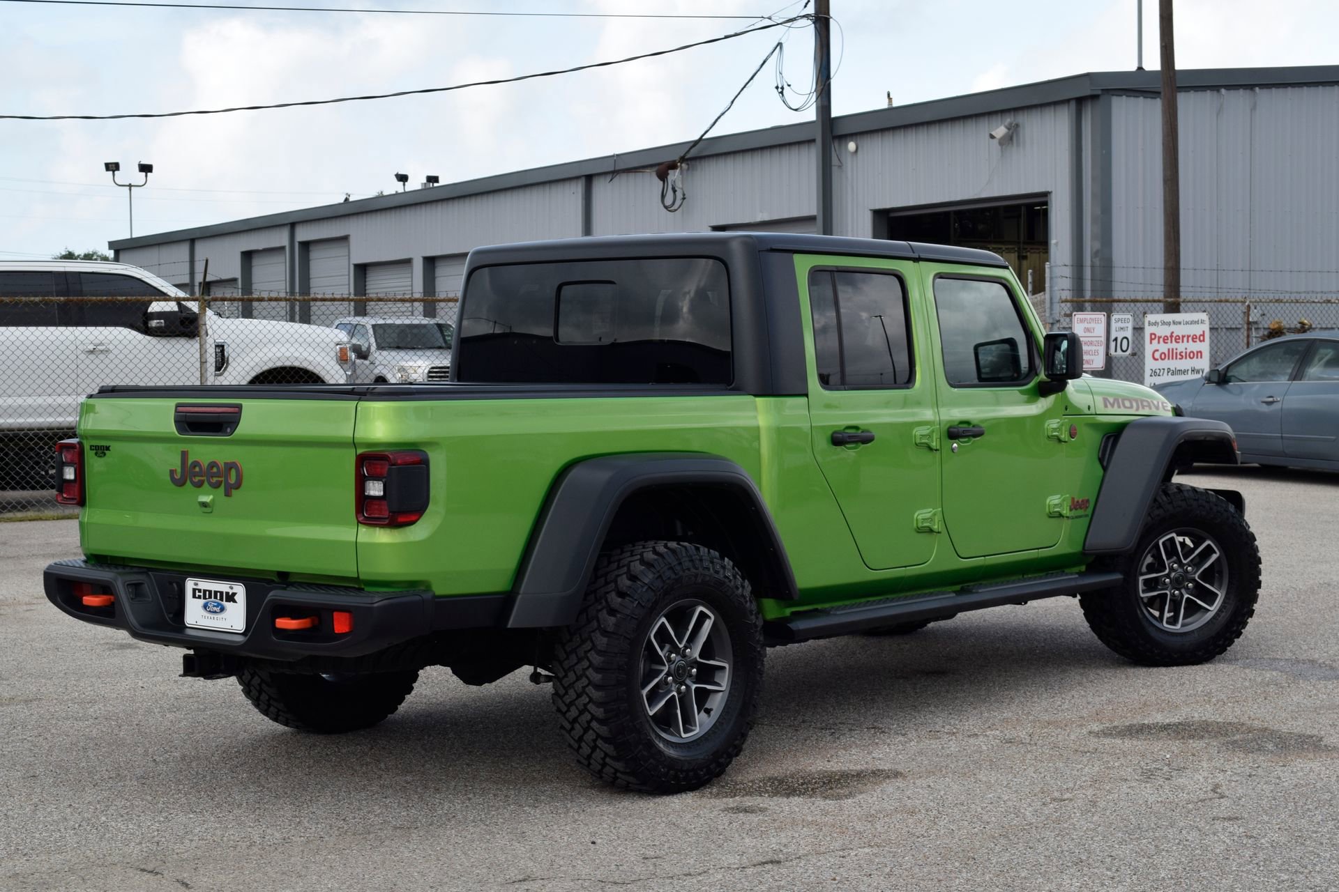 Used 2025 Jeep Gladiator Mojave w/ Convenience Group AWD/4WD image 6