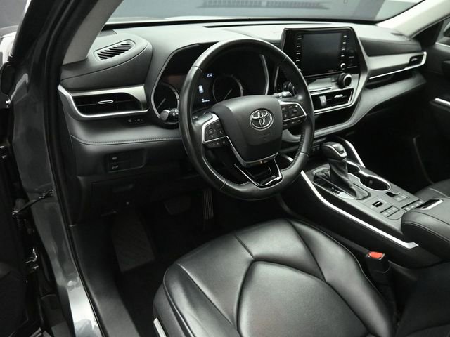 Used 2021 Toyota Highlander XLE AWD/4WD image 9