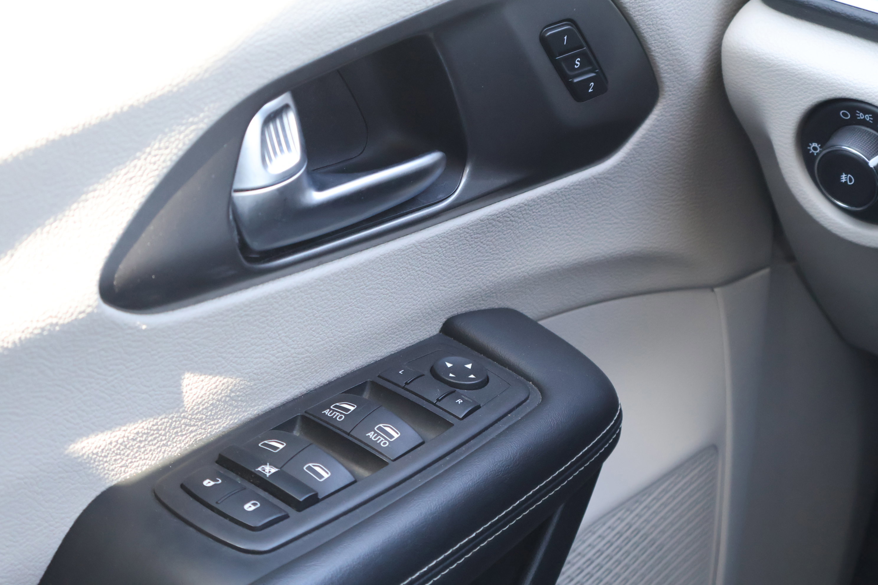 Used 2023 Chrysler Pacifica Touring-L image 17