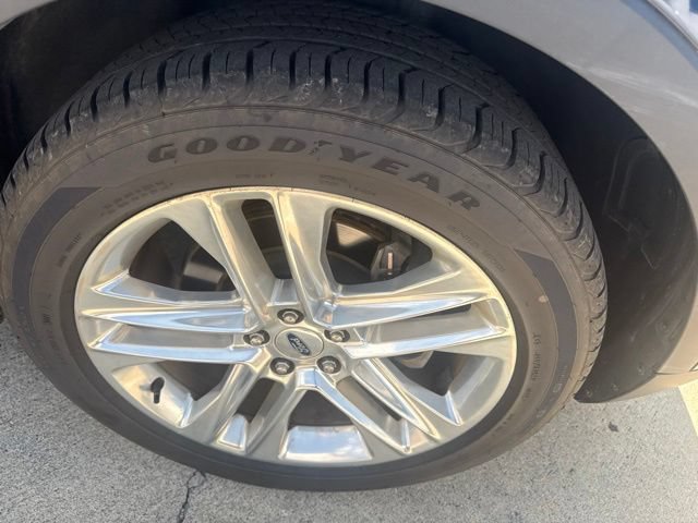 Certified 2017 Ford Explorer XLT w/ Equipment Group 202A FWD image 5