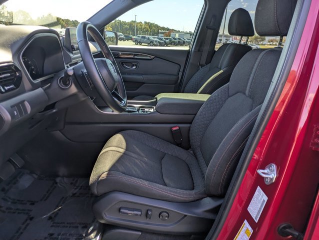 Used 2025 Honda Pilot Sport image 15