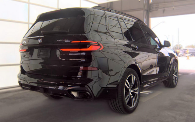 Used 2024 BMW X7 xDrive40i w/ M Sport Package AWD/4WD image 3