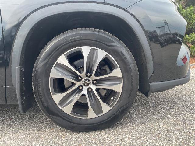 Used 2022 Toyota Highlander XLE AWD/4WD image 5