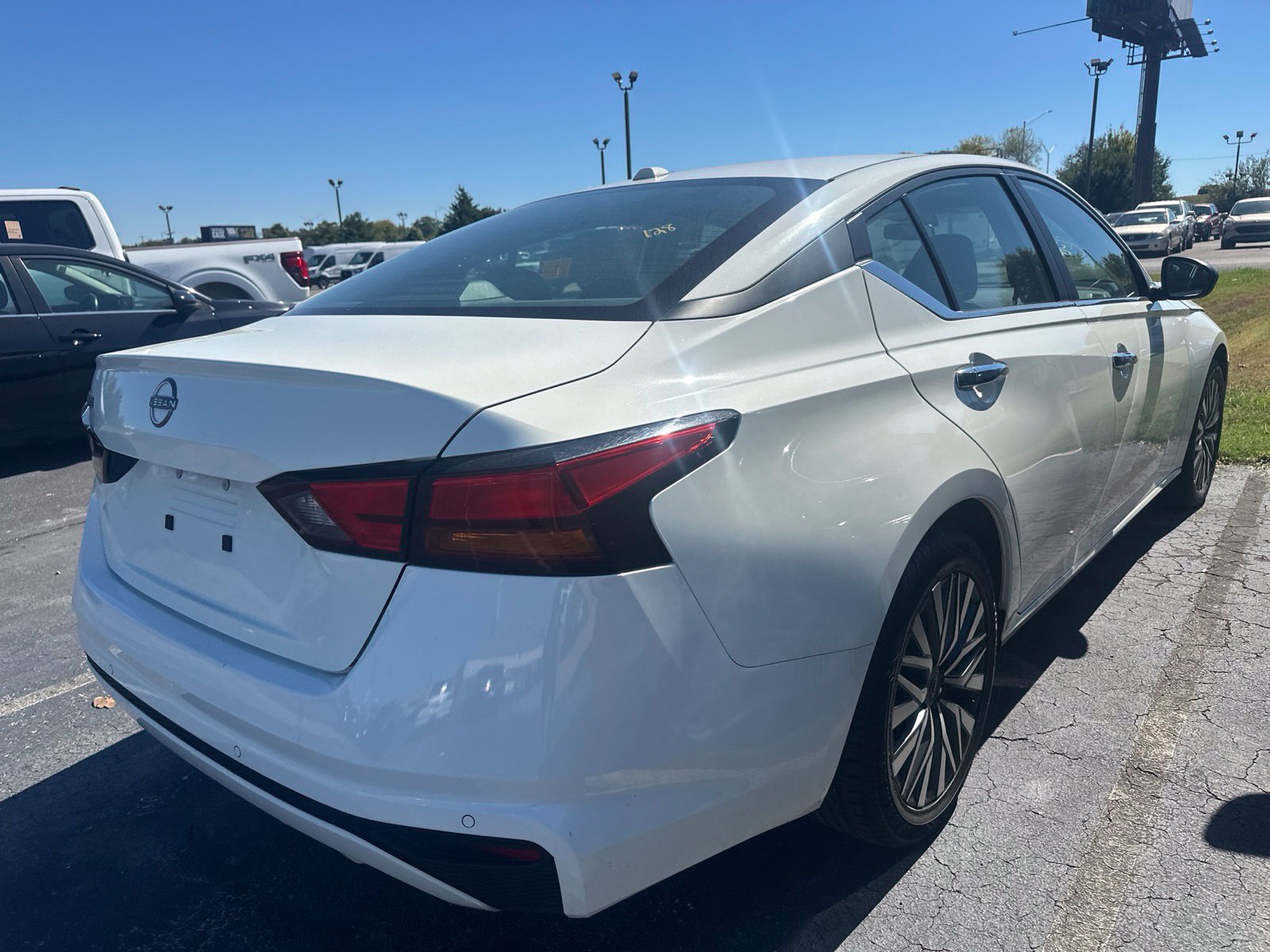 Used 2025 Nissan Altima 2.5 SV FWD image 3