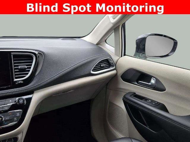Used 2024 Chrysler Pacifica Limited image 11
