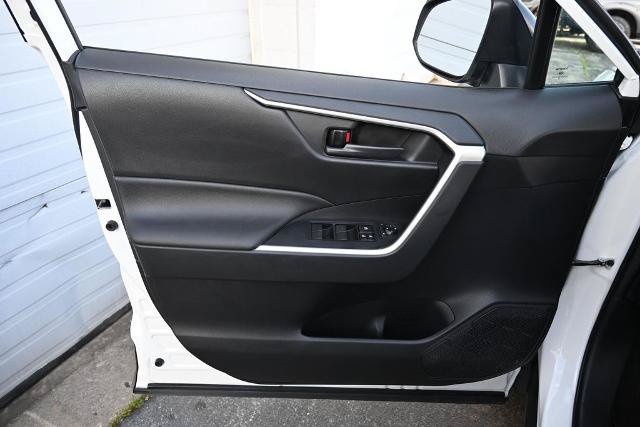 Used 2021 Toyota RAV4 LE AWD/4WD image 18