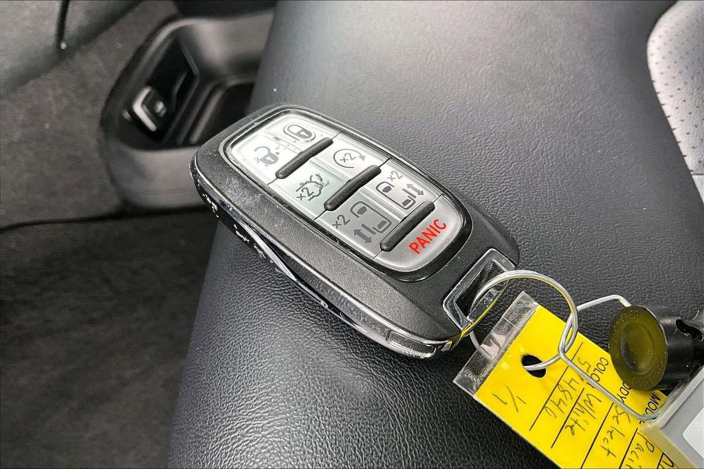 Used 2025 Chrysler Pacifica Select image 13