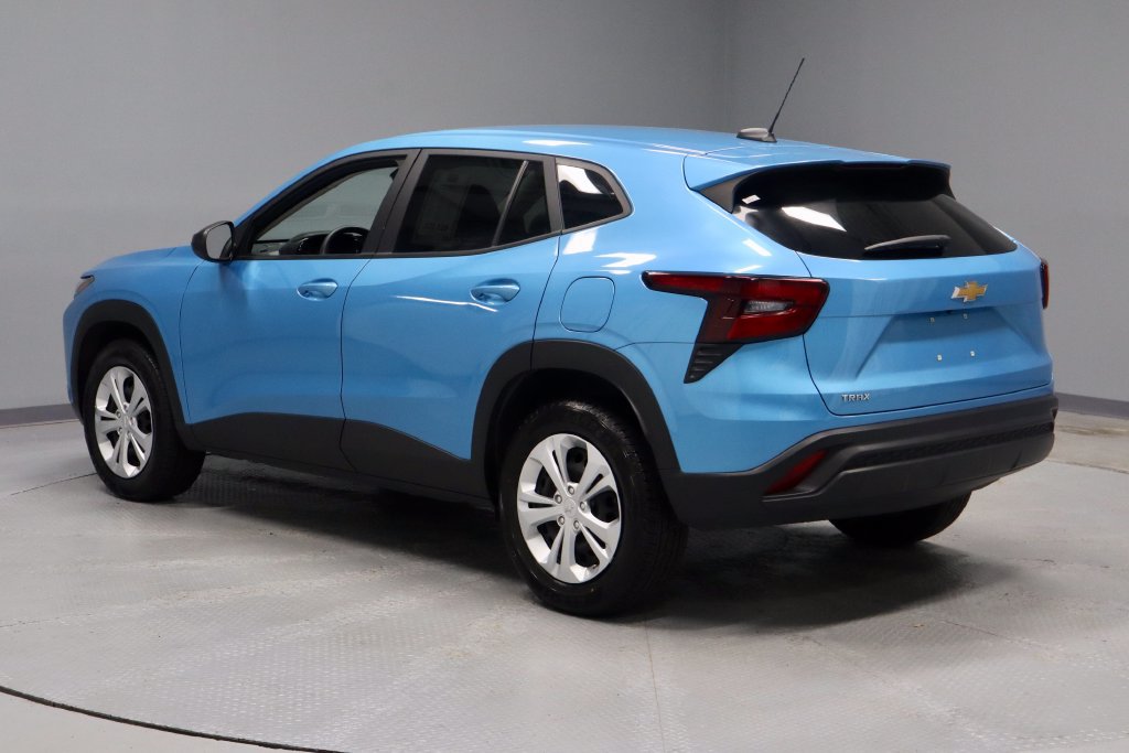 Used 2025 Chevrolet Trax LS FWD image 8
