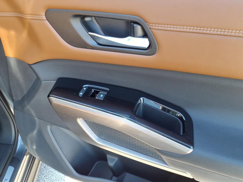 Used 2023 Nissan Pathfinder Platinum image 10