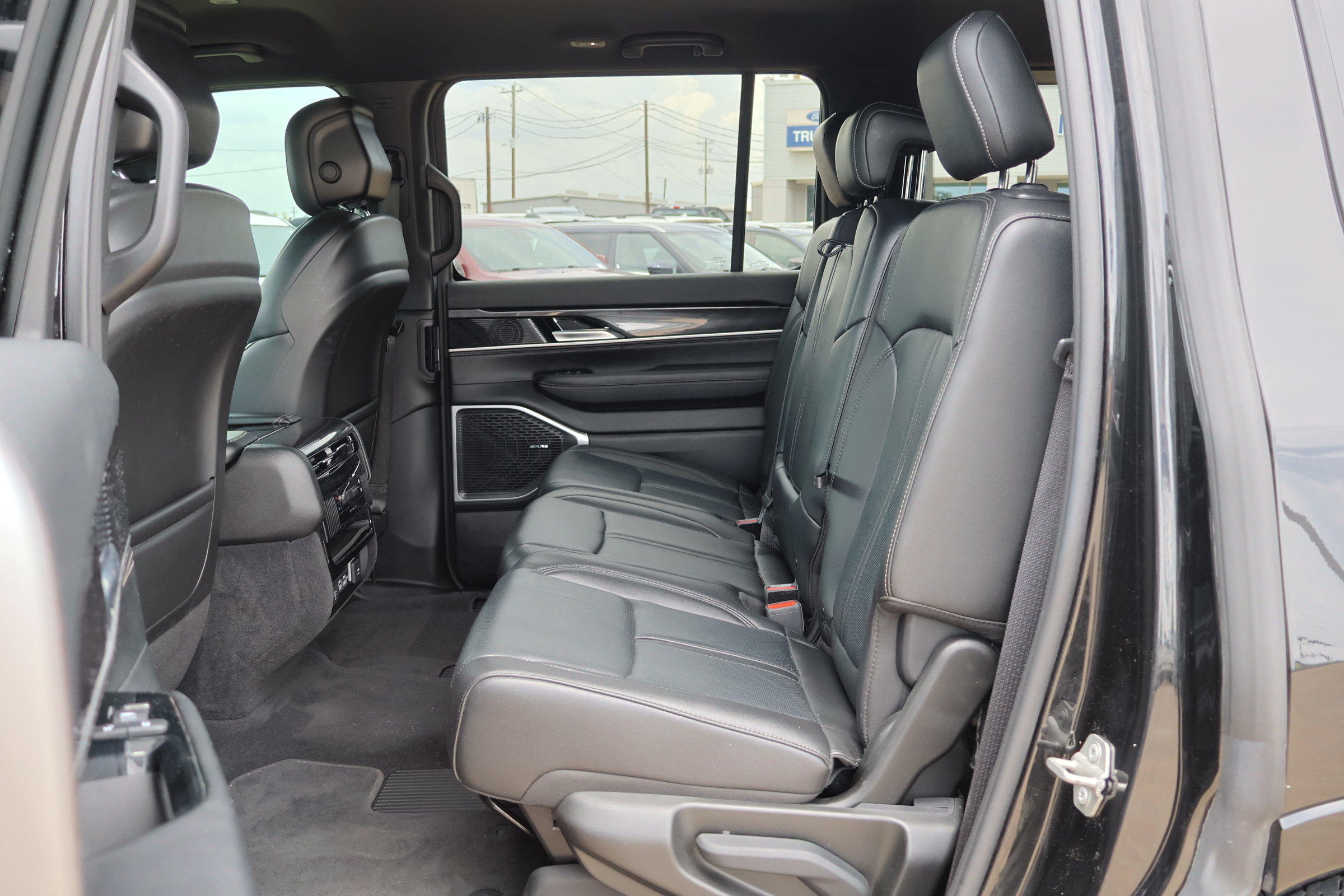 Used 2023 Jeep Wagoneer 4WD image 28