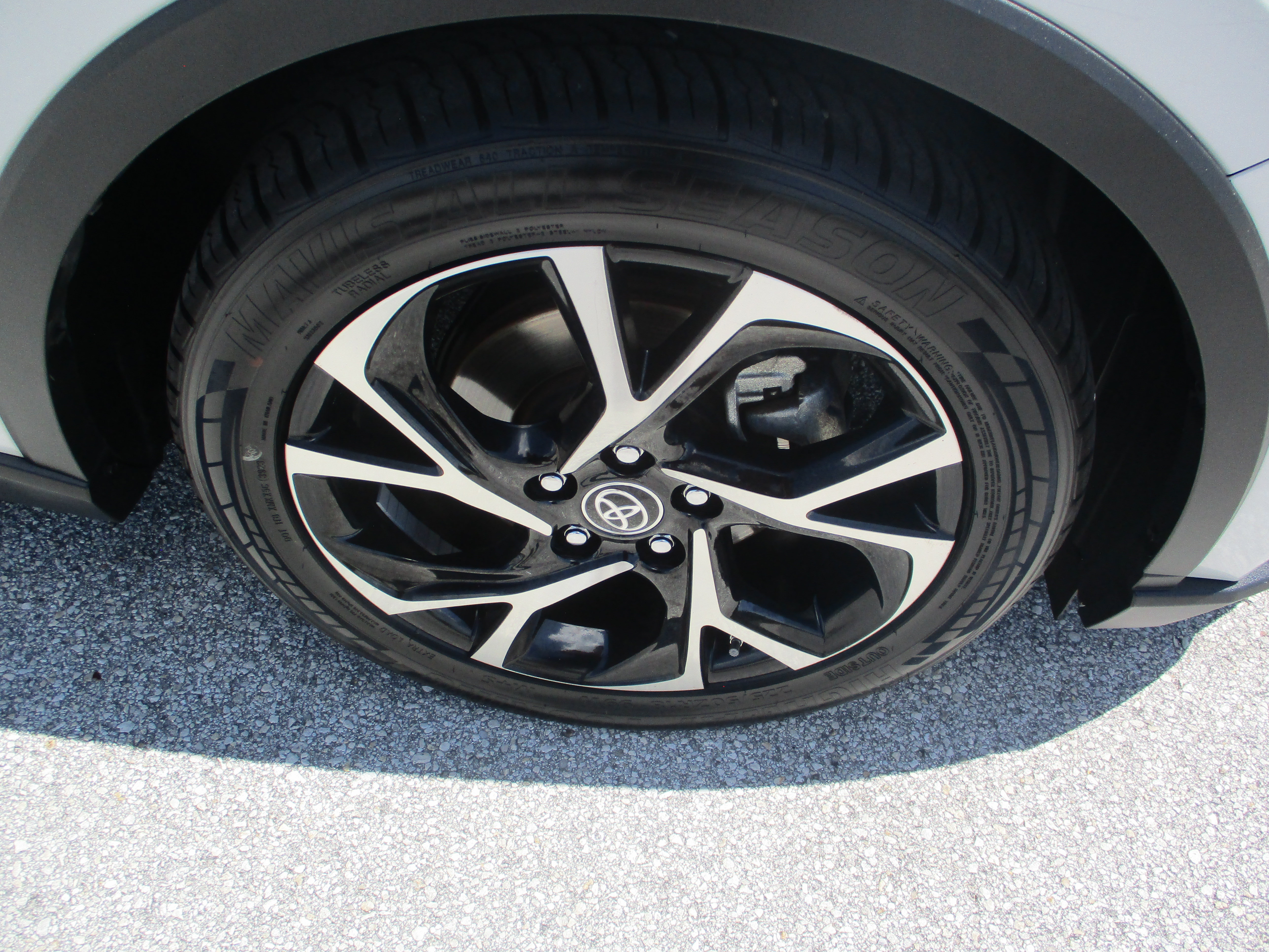 Used 2020 Toyota C-HR XLE FWD image 9