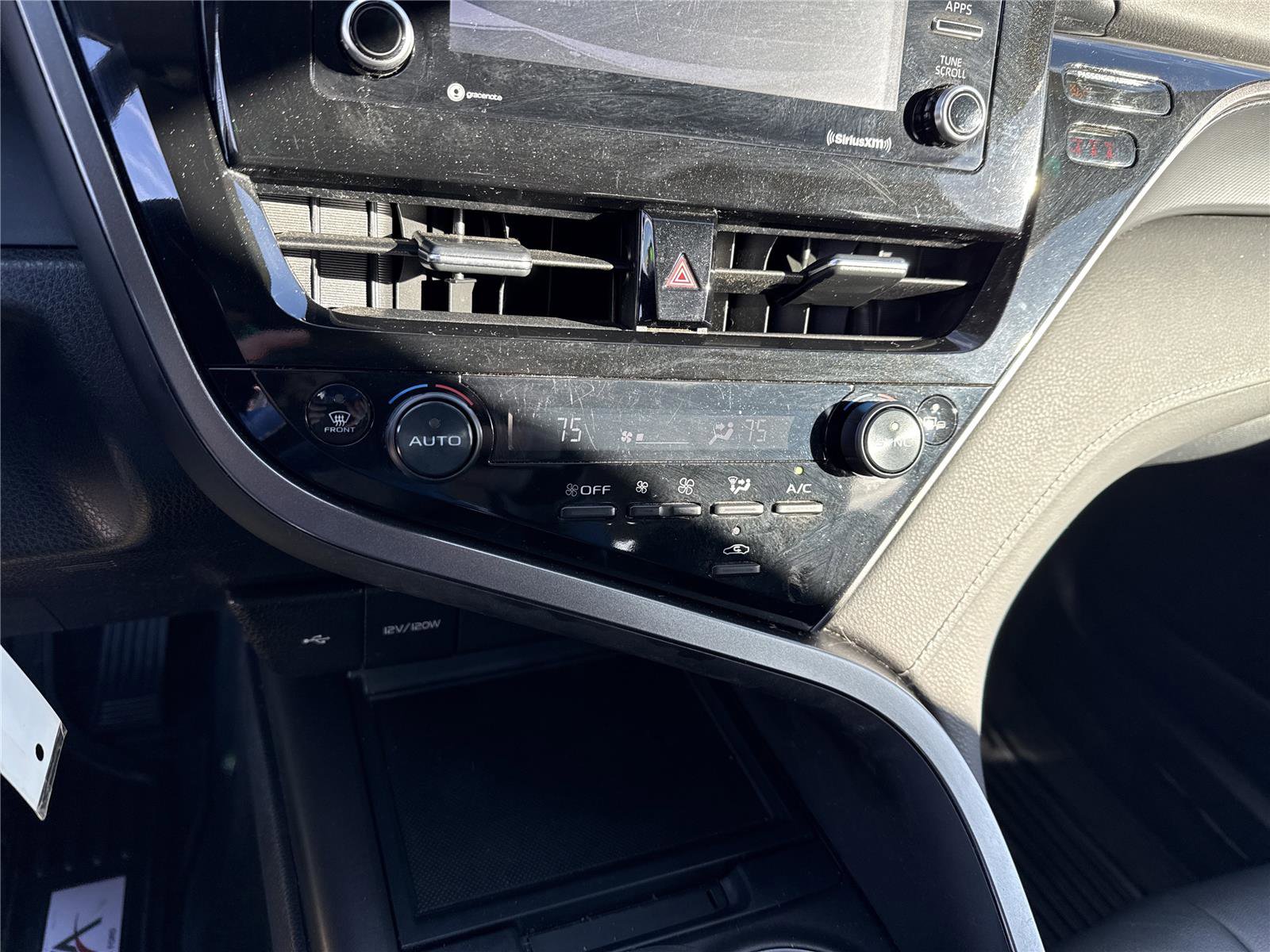 Used 2024 Toyota Camry SE image 25