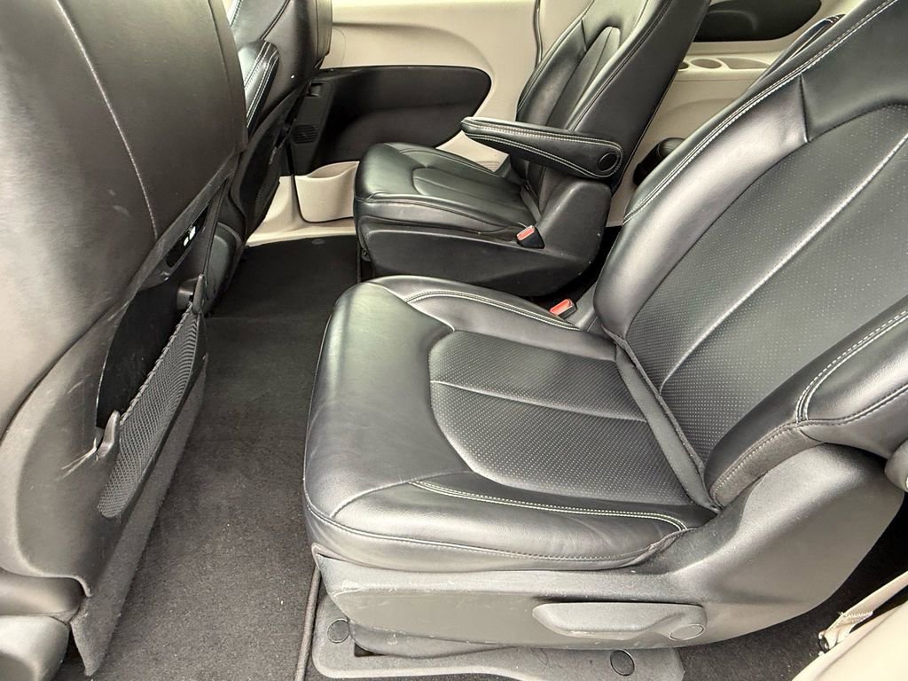 Used 2023 Chrysler Pacifica Touring-L image 13