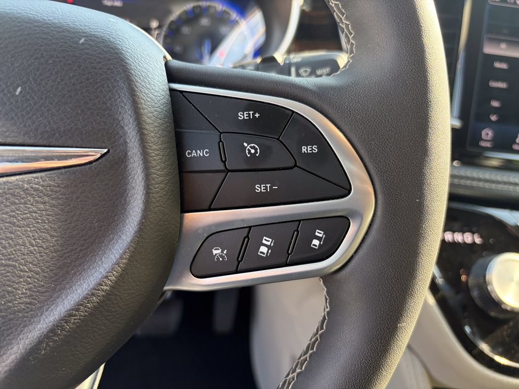 Used 2024 Chrysler Pacifica Limited FWD image 29