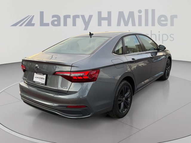 Used 2022 Volkswagen Jetta SE w/ Panoramic Sunroof Package FWD image 5