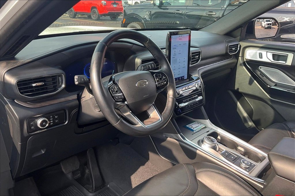 Certified 2023 Ford Explorer Platinum w/ Technology Package AWD/4WD image 13