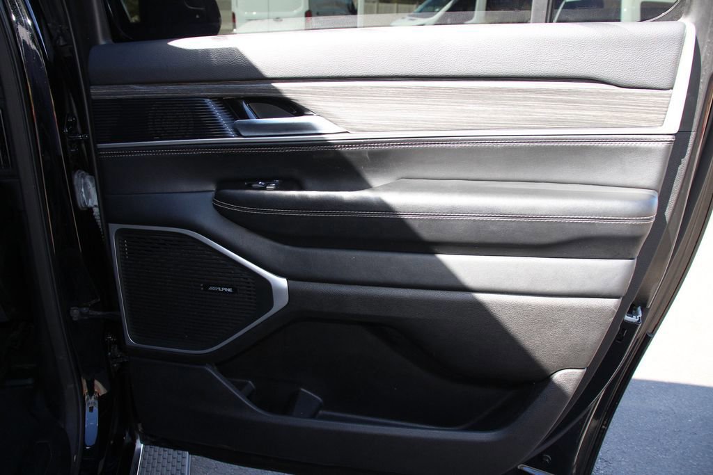 Used 2024 Jeep Wagoneer L Series II image 25