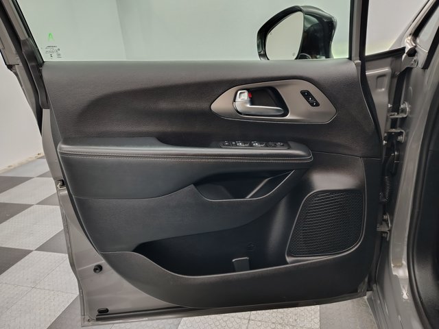 Used 2025 Chrysler Pacifica Select FWD image 19