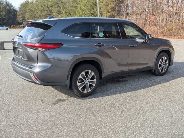 Used 2020 Toyota Highlander XLE image 4
