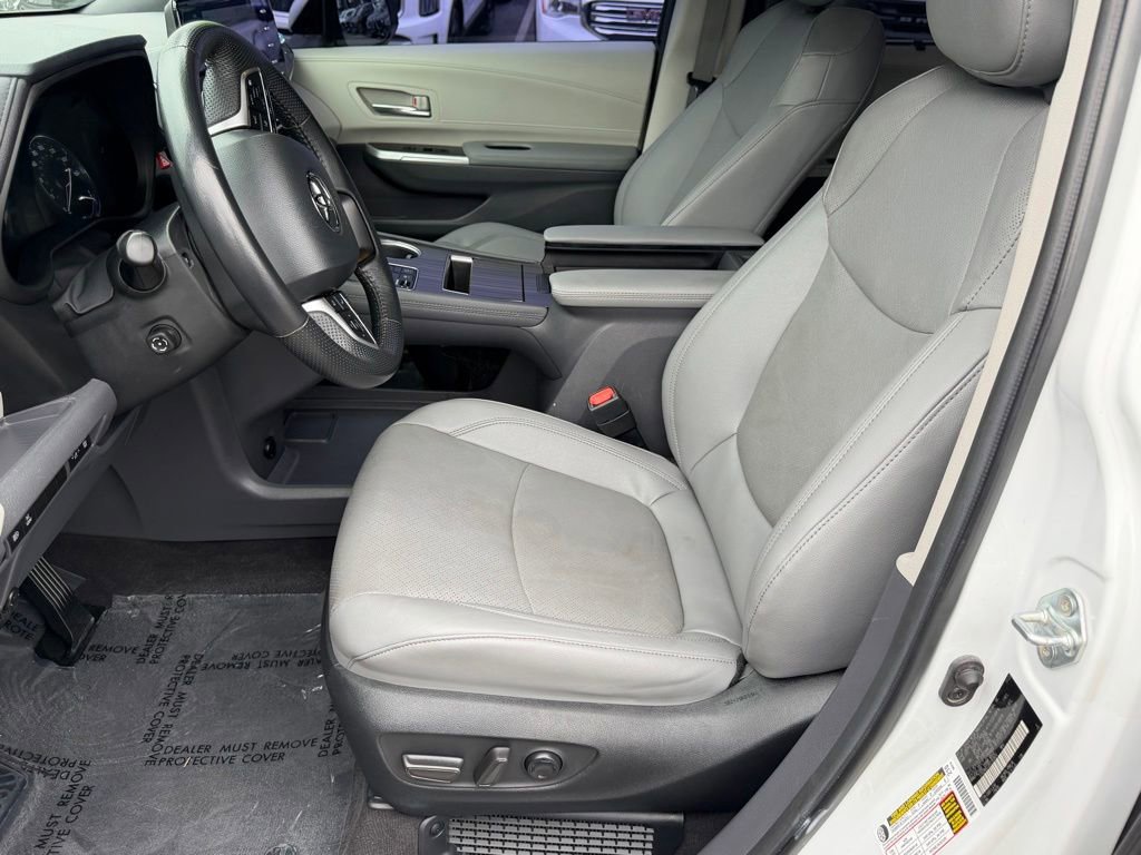 Used 2024 Toyota Sienna Limited FWD image 23
