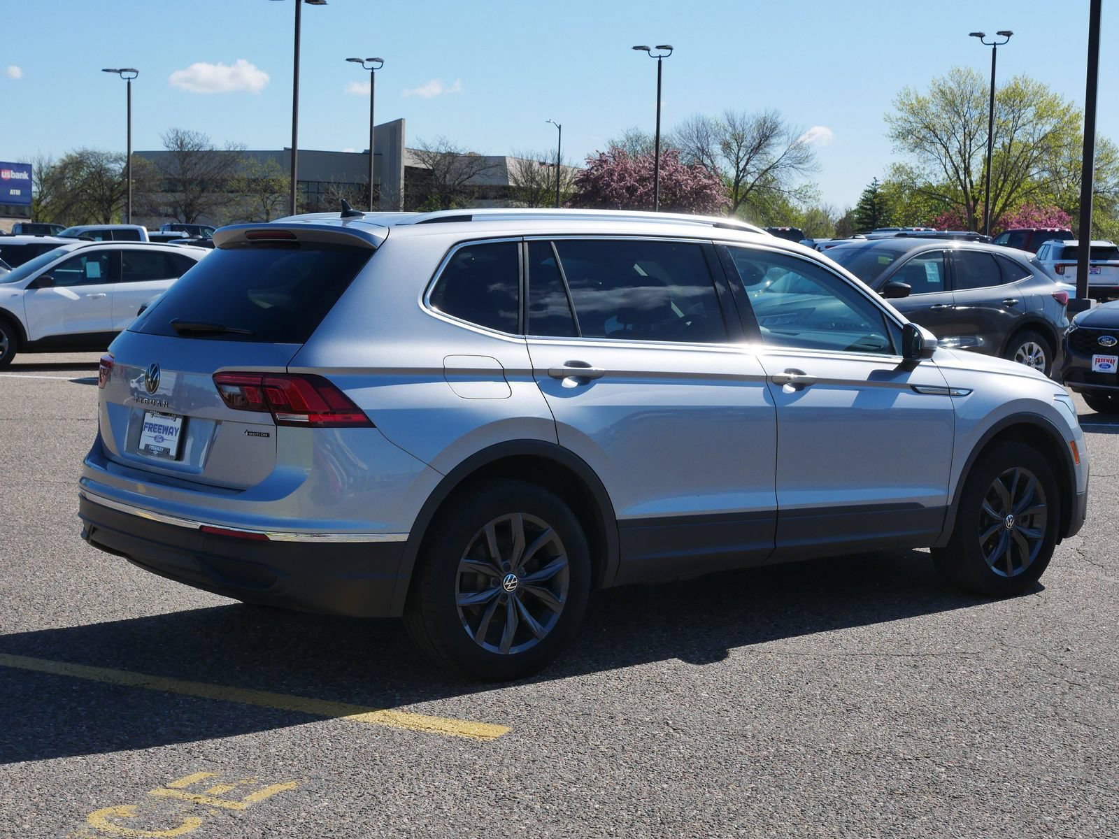 Used 2024 Volkswagen Tiguan SE AWD/4WD image 5