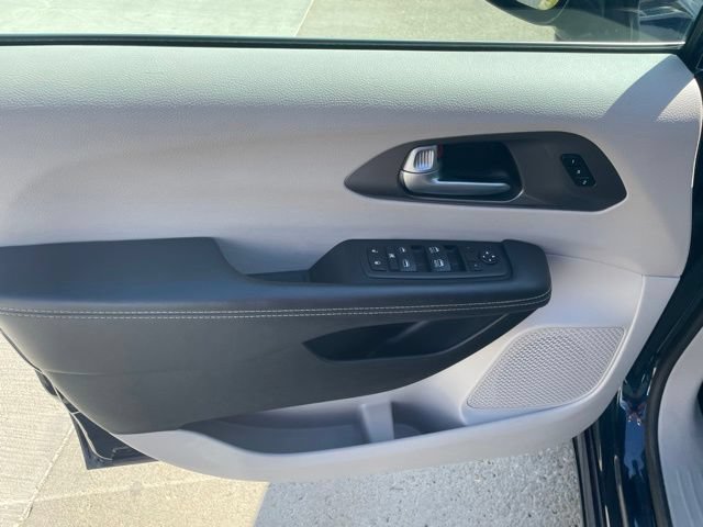 Used 2024 Chrysler Pacifica Touring-L FWD image 10