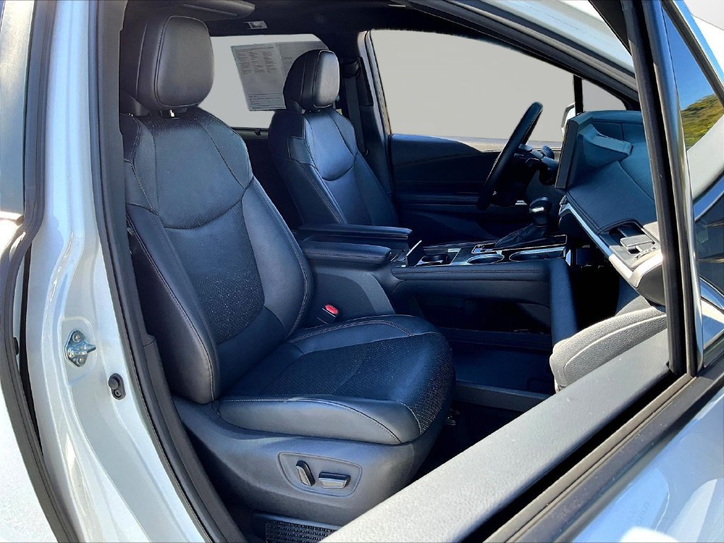 Used 2025 Toyota Sienna Platinum AWD/4WD image 37