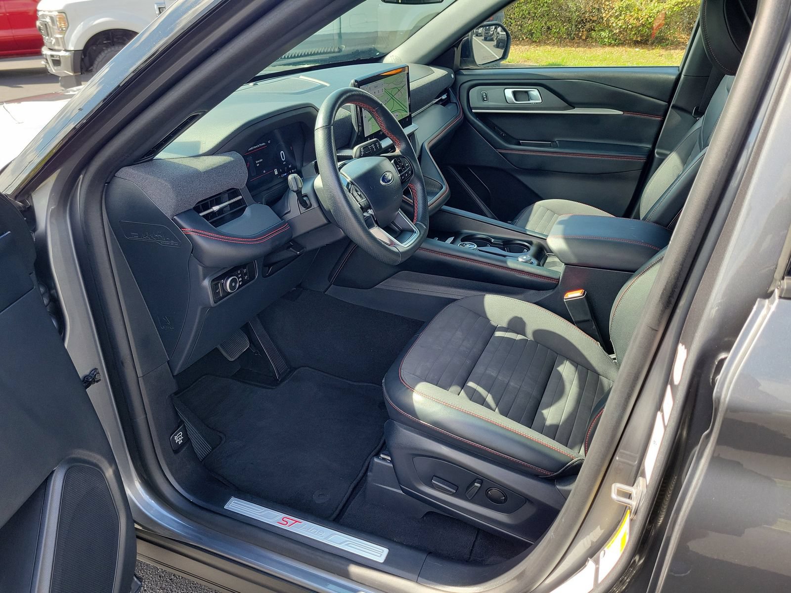 Certified 2025 Ford Explorer ST-Line w/ ST-Line Street Pack AWD/4WD image 17