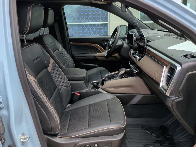 Used 2025 GMC Canyon Denali AWD/4WD image 18