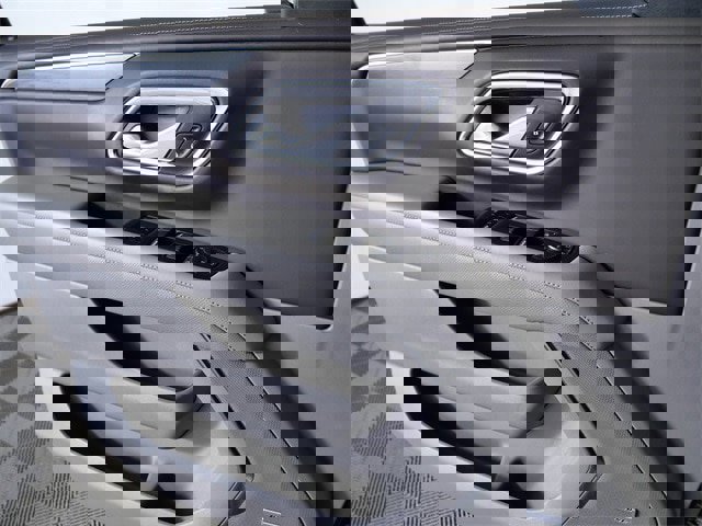 Used 2024 GMC Yukon XL SLT w/ SLT Premium Package image 28