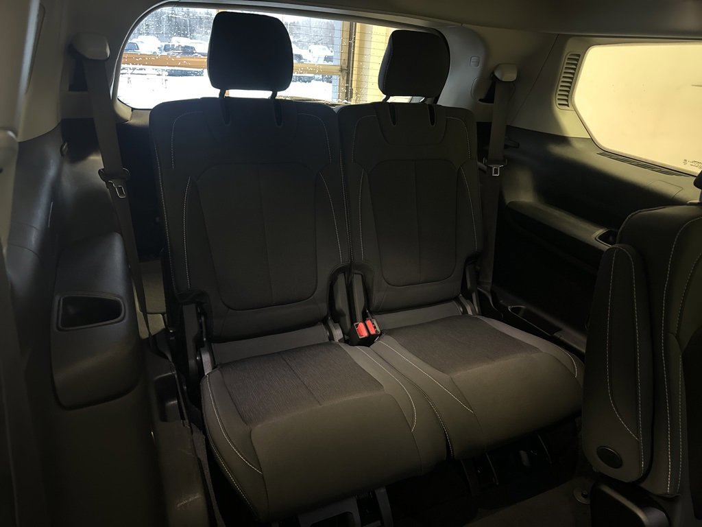 Used 2023 Jeep Grand Cherokee L Laredo image 32