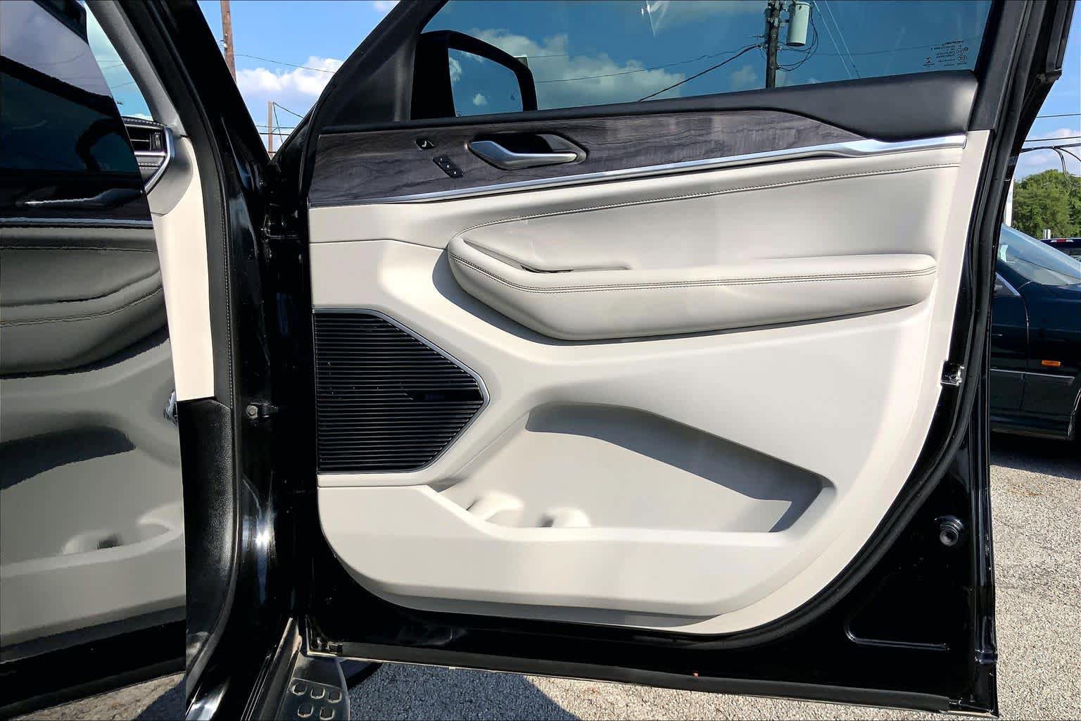 Used 2021 Jeep Grand Cherokee L Overland w/ Luxury Tech Group IV RWD image 45