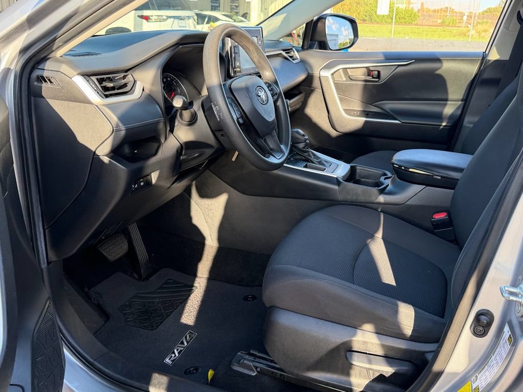 Used 2021 Toyota RAV4 LE FWD image 11
