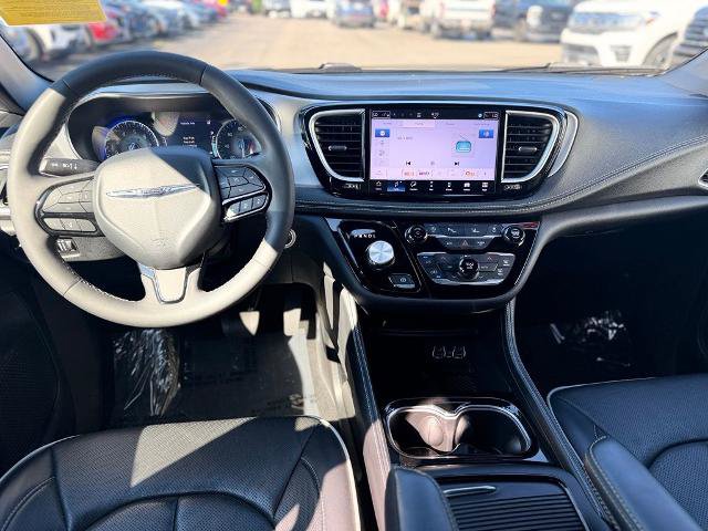Used 2025 Chrysler Pacifica Limited FWD image 12