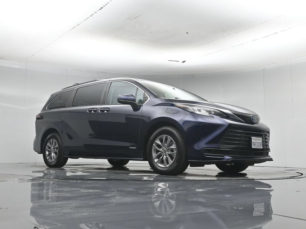 Used 2021 Toyota Sienna LE w/ LE Plus Package FWD image 4