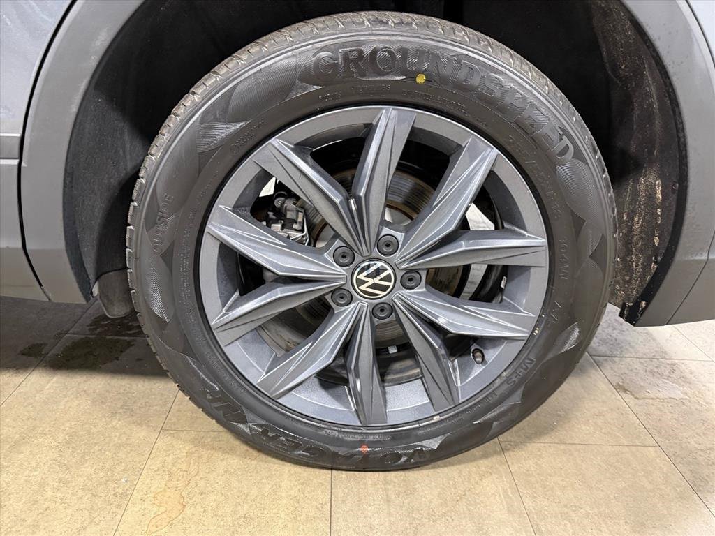 Used 2023 Volkswagen Tiguan SE w/ Panoramic Sunroof Package image 15