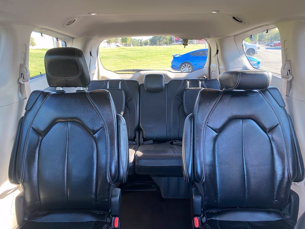 Used 2022 Chrysler Pacifica Touring-L FWD image 28