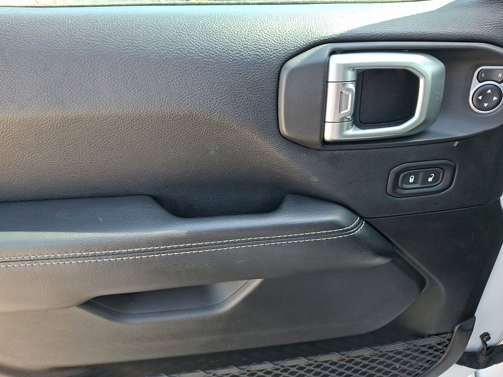 Used 2018 Jeep Wrangler Unlimited Sahara w/ Cold Weather Group image 15